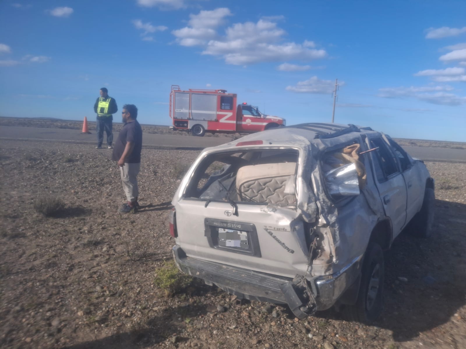 Cuatro hombres resultaron heridos tras el vuelco de una camioneta en la ...